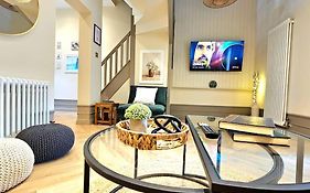 Newly Renovated Gem - Free Parking & Modern Comfort Holiday Home Glasgow  United Kingdom